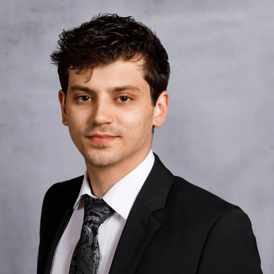 A head shot of Gabe Lake